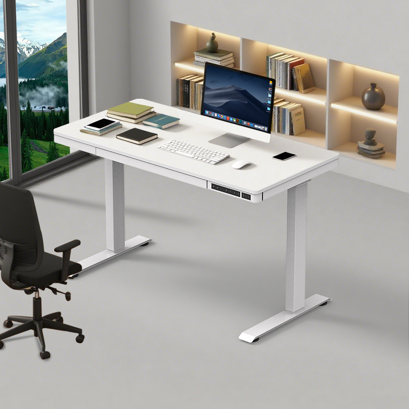 Moderno escritorio de madera blanca en una oficina luminosa con vistas panor&aacute;micas